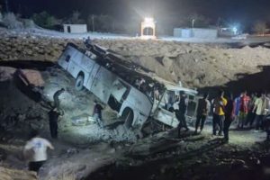 ۱۶ مصدوم در پی واژگونی اتوبوس کارگران معدن «همکار» راور؛ دادستانی ورود کرد