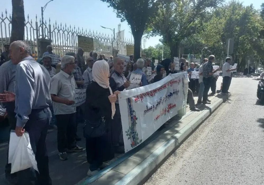 راهپیمایی بازنشستگان فولاد در شهر اصفهان / بازنشستگان: به وضعیت بیمه‌های درمانی و متناسب‌سازی معترضیم